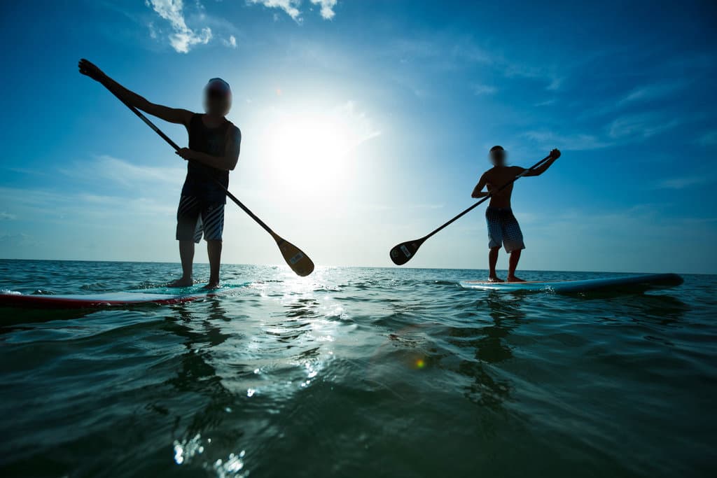 Stand-up paddle sur les eaux calmes de l’Hérault