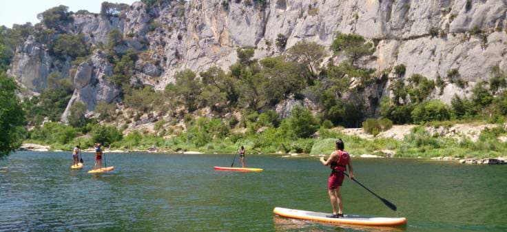 Stand-up paddle sur les eaux calmes de l’Hérault