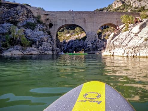 Stand-up paddle sur les eaux calmes de l’Hérault