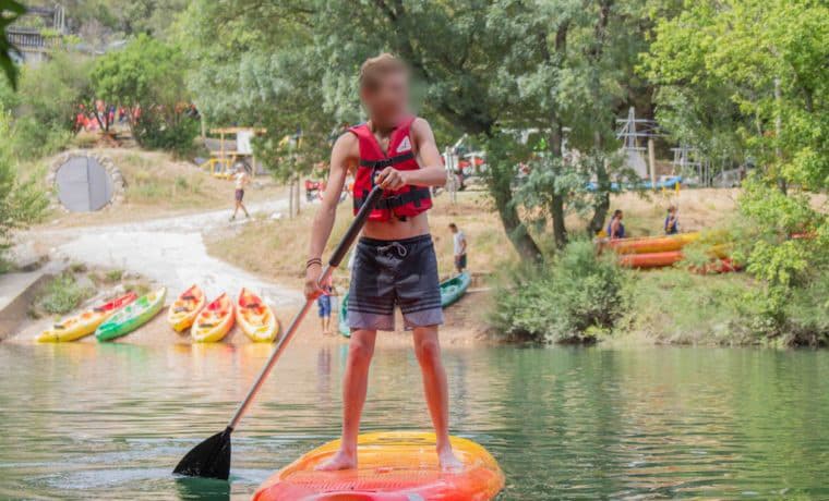 Stand-up paddle sur les eaux calmes de l’Hérault