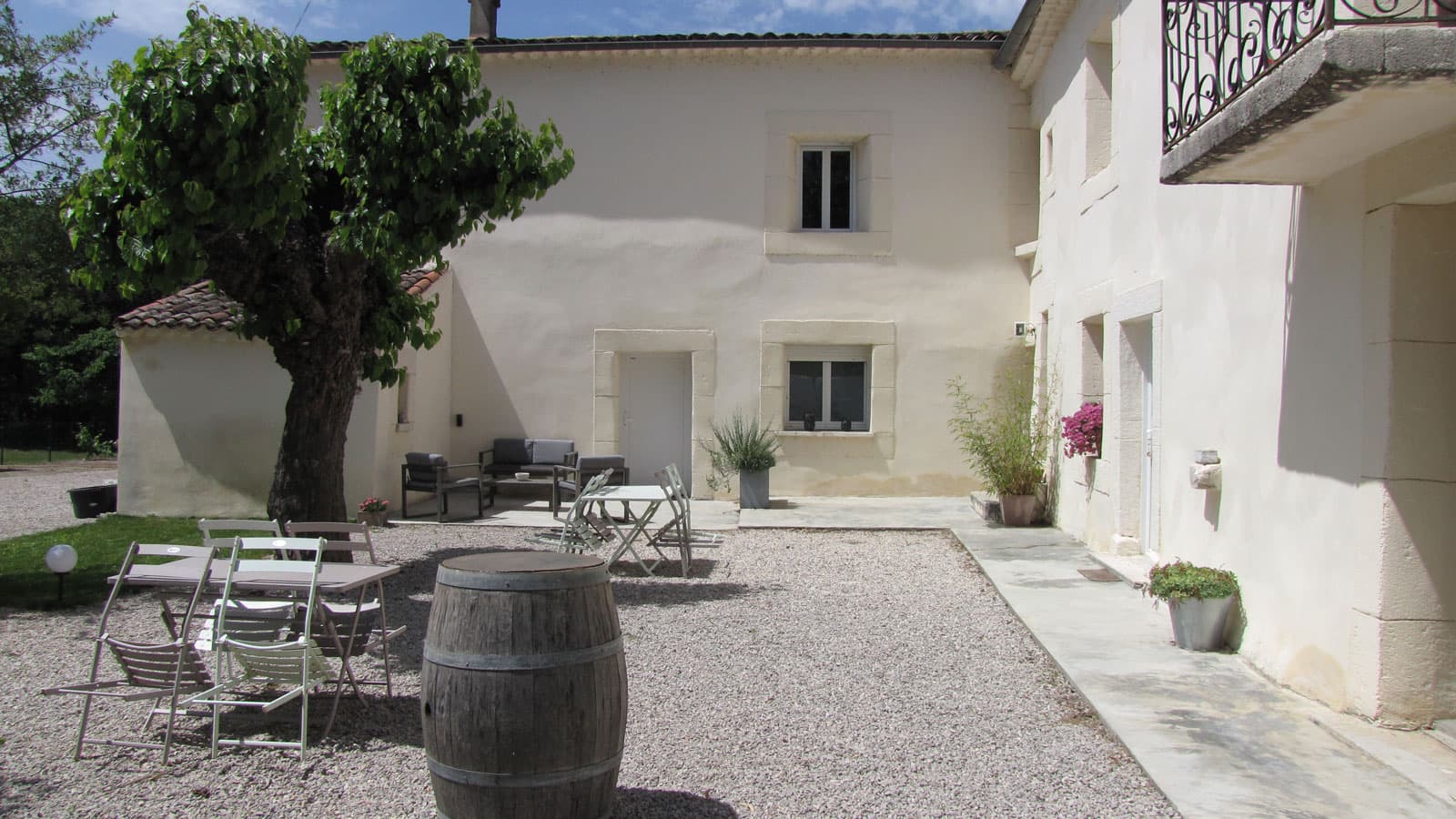 La cour intérieure du domaine, où le groupe se retrouve pour les repas