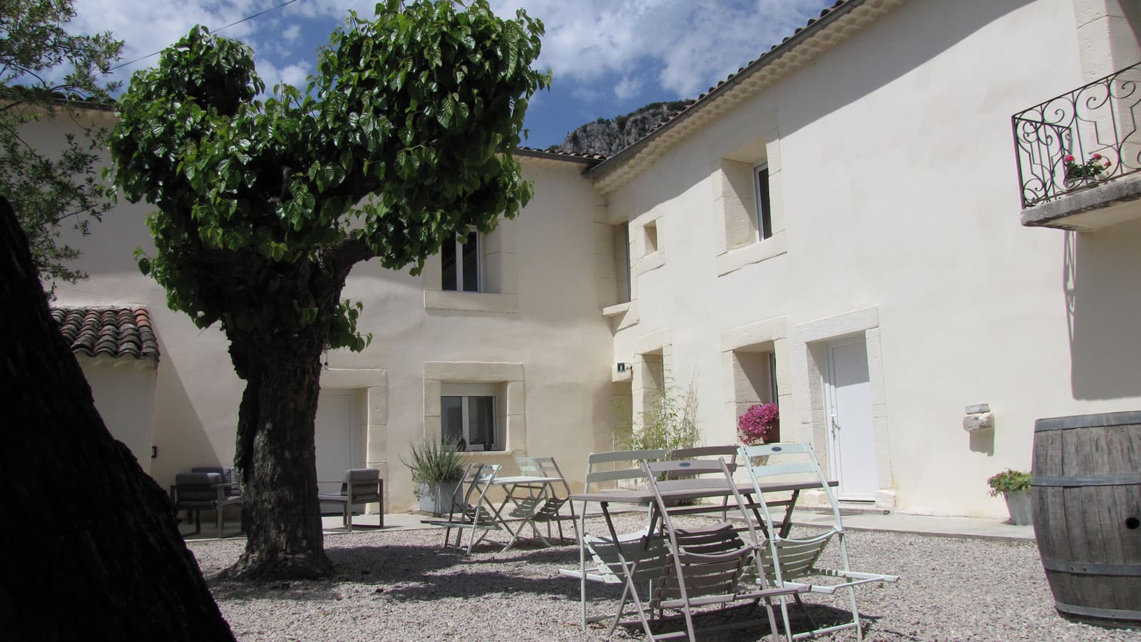 La cour intérieure du domaine, où le groupe se retrouve pour les repas