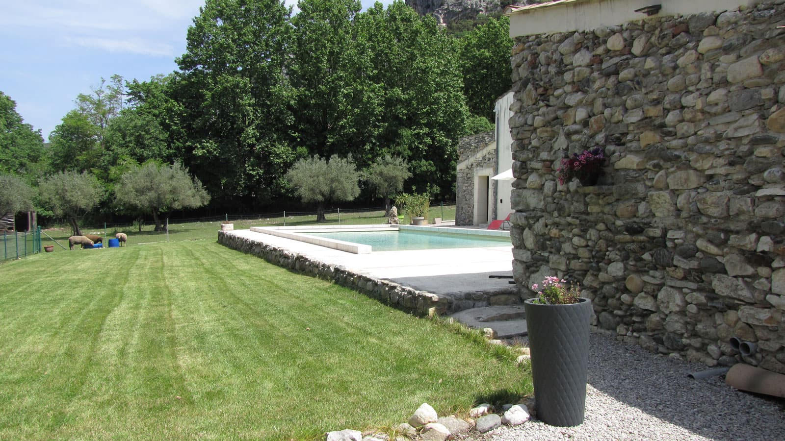La piscine plage sécurisée du domaine, bordée de transats