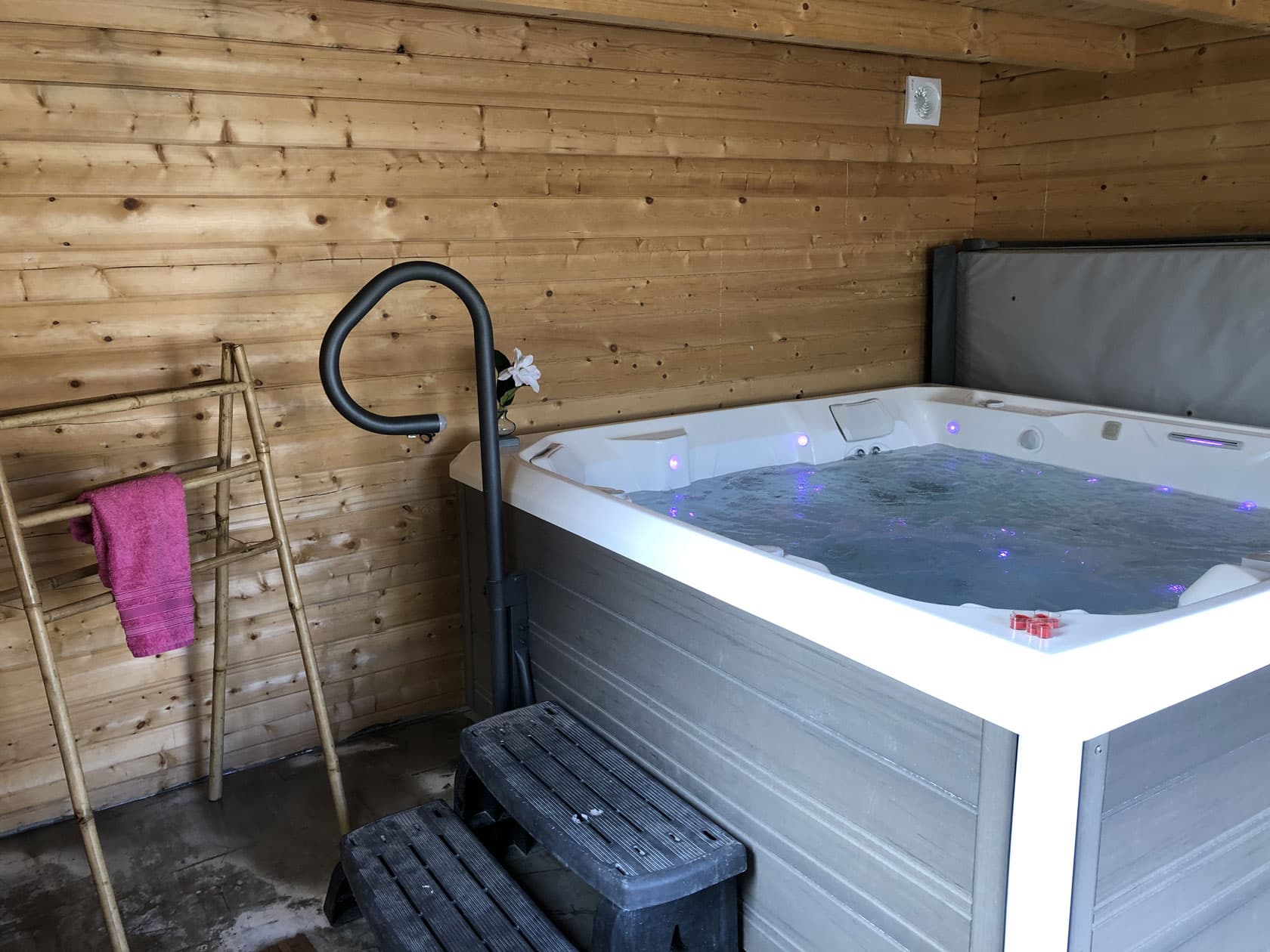 Le SPA du domaine, installé sous un abri en bois