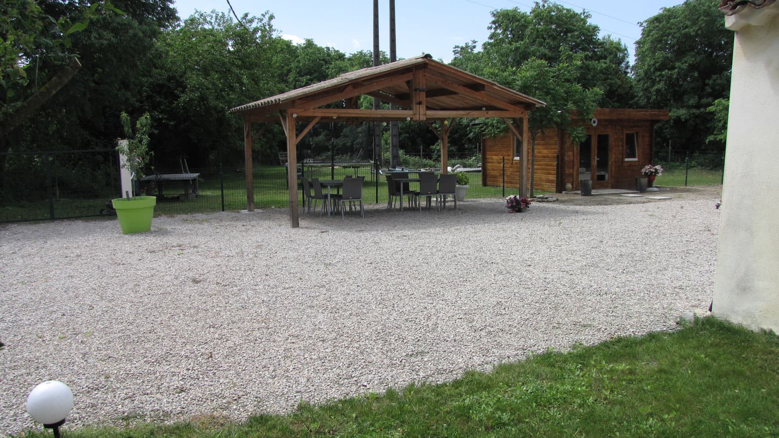 Le patio ombragé, entre les bâtiments en pierre du domaine