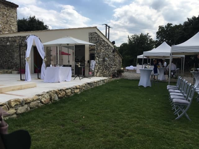 Un mariage célébré en plein air dans le parc du domaine